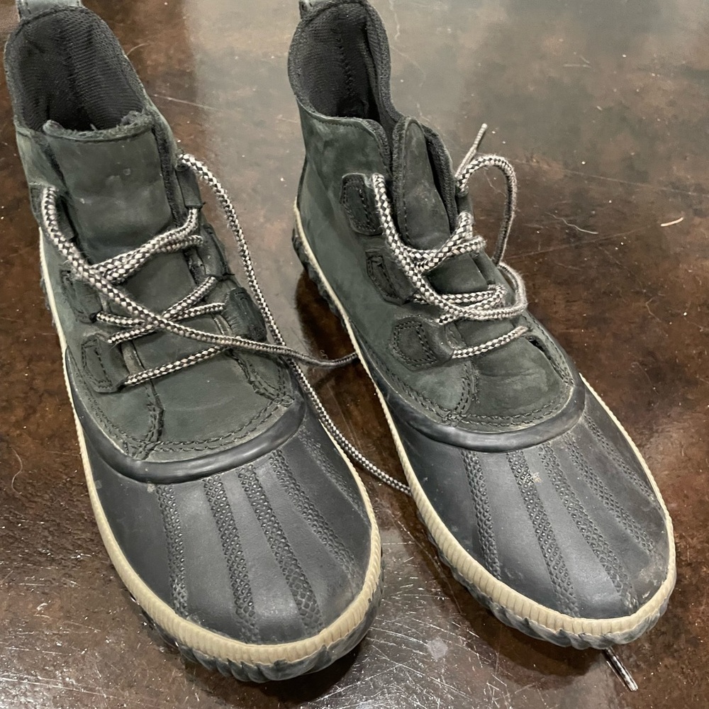 Sorel out n about boots.  Black.